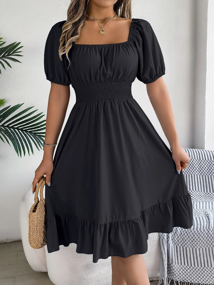 Robe à manches bouffantes et ourlet à la taille