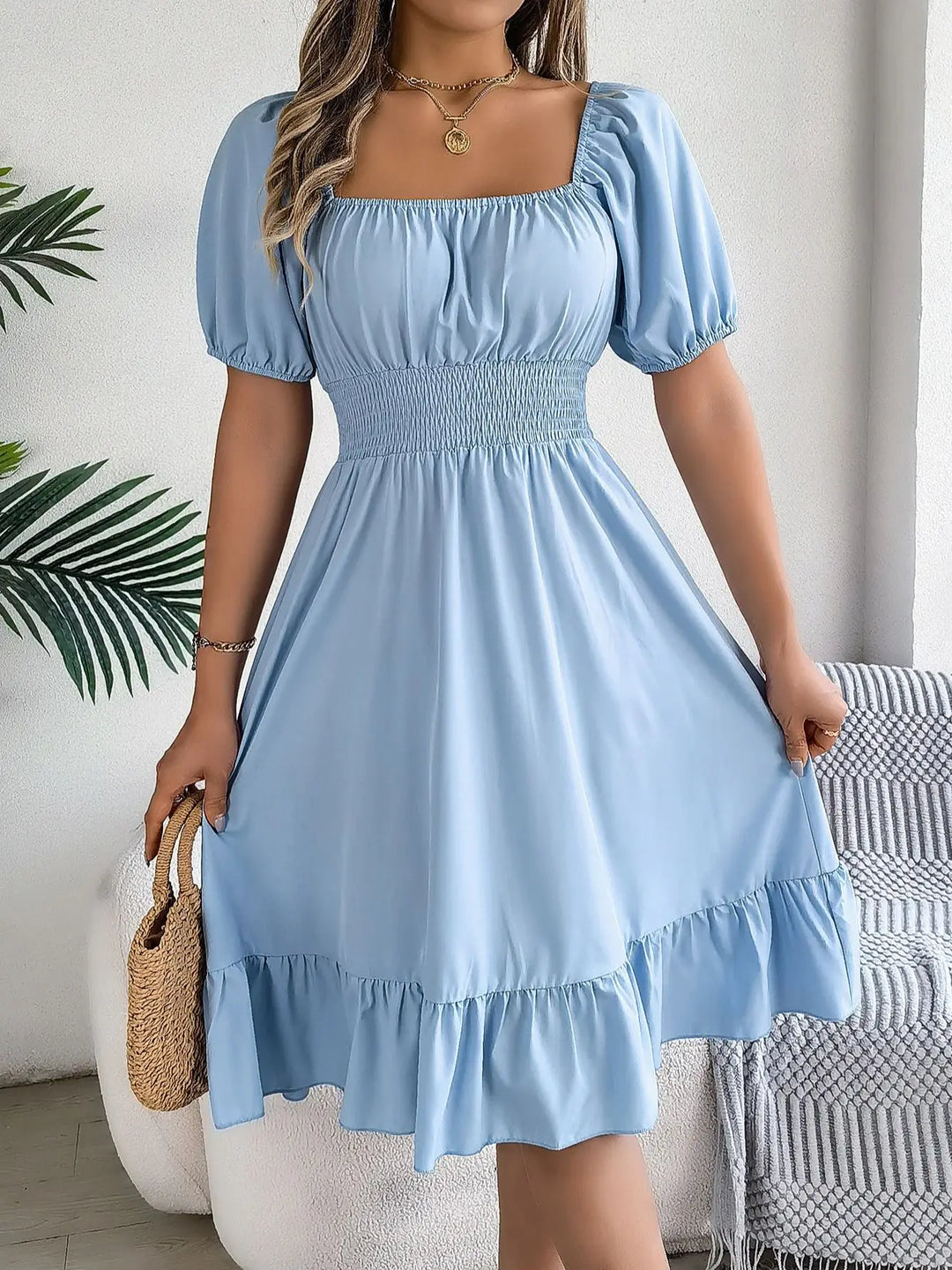 Robe à manches bouffantes et ourlet à la taille