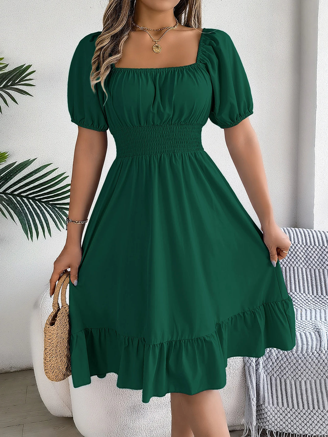 Robe à manches bouffantes et ourlet à la taille