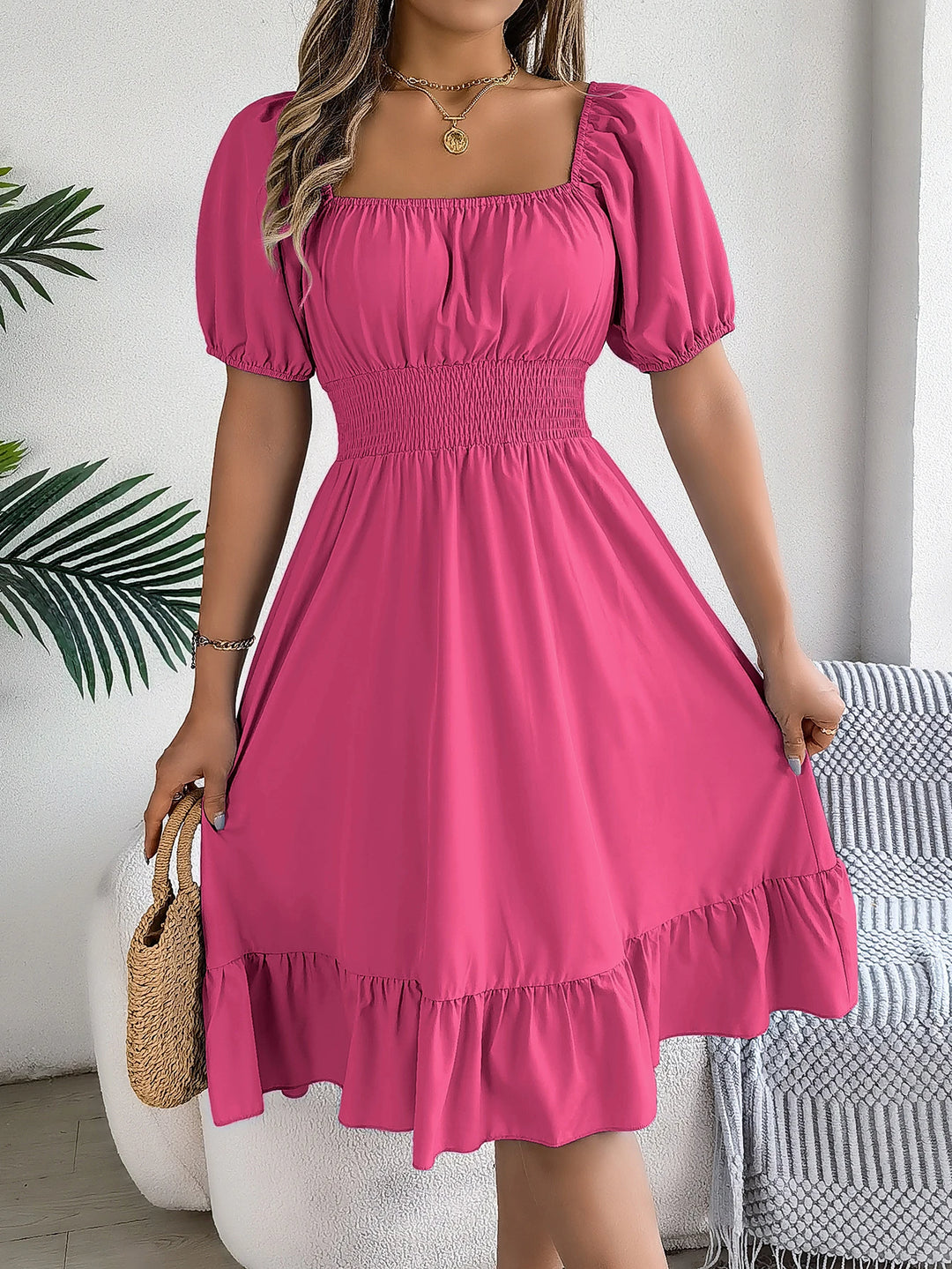 Robe à manches bouffantes et ourlet à la taille